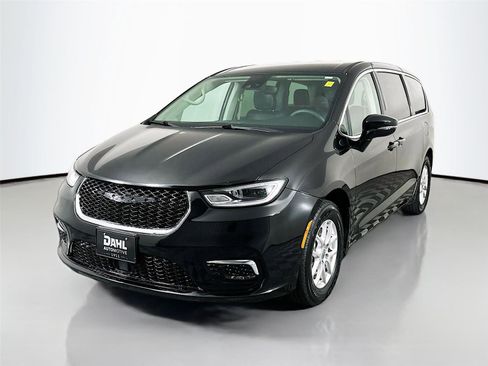 Used 2024 Chrysler Pacifica Touring-L FWD image 4