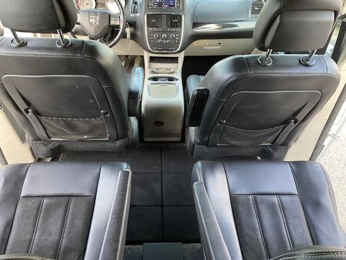 Used 2019 Dodge Grand Caravan SXT image 21