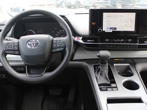 Certified 2026 Toyota Sienna LE FWD image 47