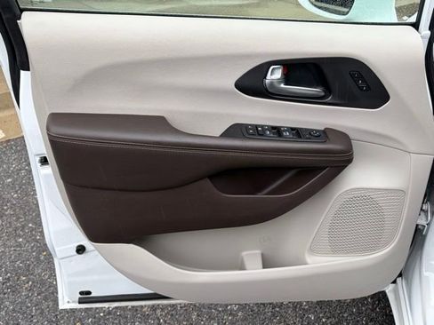 Used 2021 Chrysler Pacifica Touring-L w/ Premium & Safety Sphere Group FWD image 12