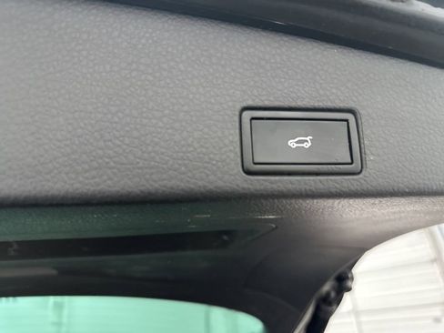 Used 2016 Volkswagen Touareg TDI image 27