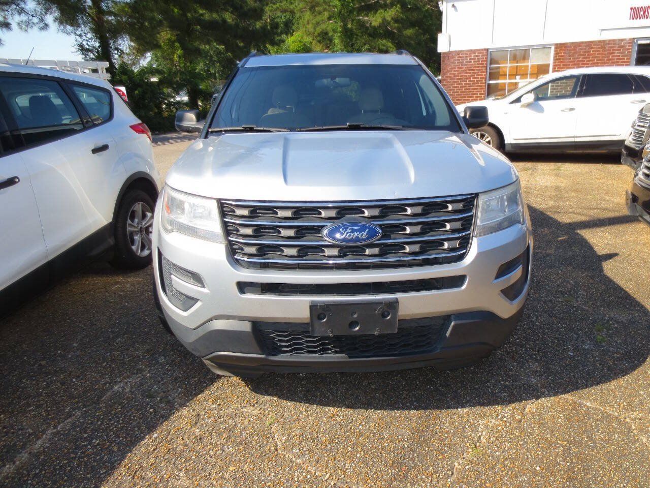 Used 2017 Ford Explorer FWD image 2
