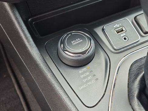 Used 2019 Jeep Cherokee Latitude Plus AWD/4WD image 21