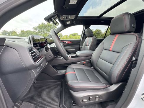 New 2026 Chevrolet Traverse RS w/ LPO, Floor Liner Package image 3
