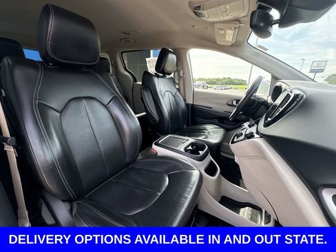 Used 2022 Chrysler Pacifica Touring-L FWD image 26