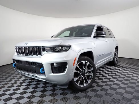 Used 2022 Jeep Grand Cherokee Overland w/ Luxury Tech Group IV AWD/4WD image 2