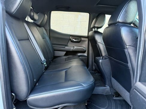 Used 2019 Toyota Tacoma TRD Sport AWD/4WD image 29