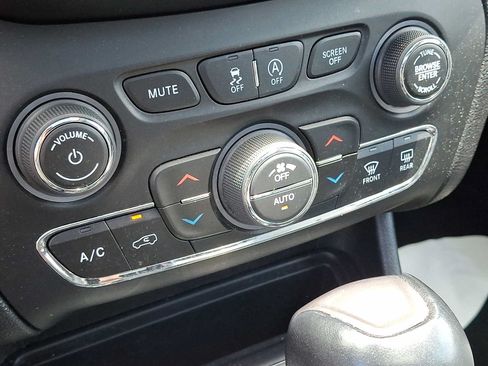 Used 2022 Jeep Cherokee Limited AWD/4WD image 16