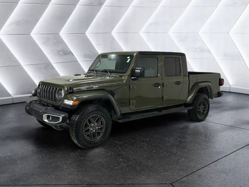 Used 2024 Jeep Gladiator Sport image 3