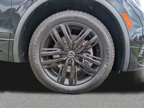 Certified 2022 Volkswagen Tiguan SE R-Line FWD image 11