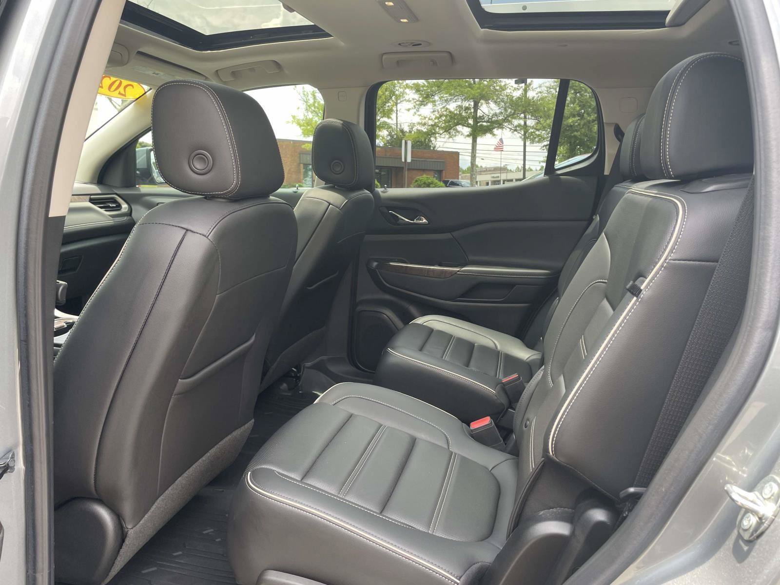 Used 2023 GMC Acadia Denali w/ Denali Ultimate Package FWD image 3