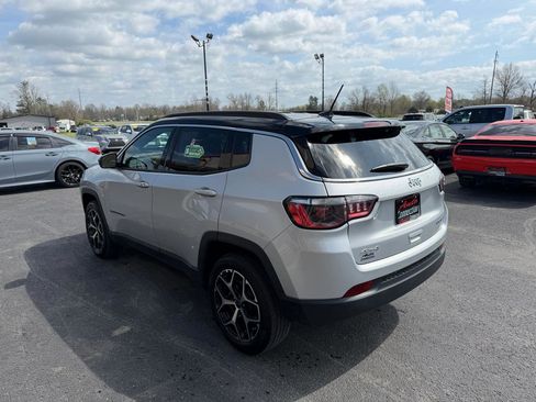 Used 2025 Jeep Compass Limited image 7