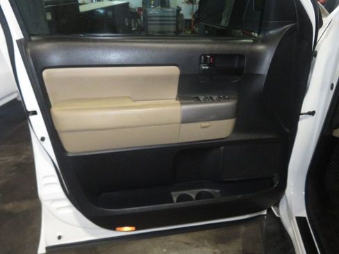Used 2016 Toyota Sequoia SR5 AWD/4WD image 17