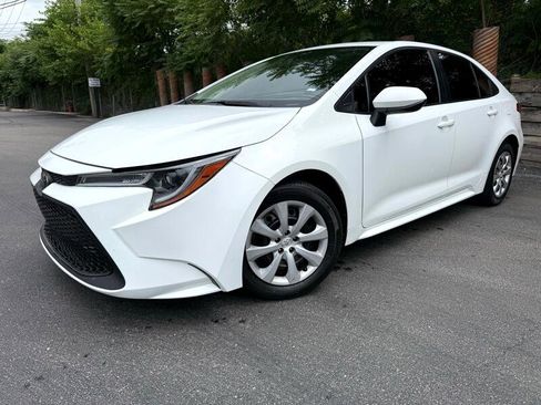 Used 2020 Toyota Corolla LE image 2