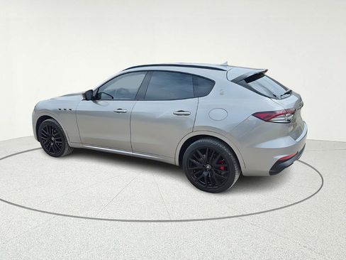 Used 2021 Maserati Levante AWD/4WD image 4