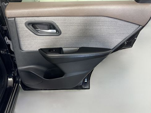 Used 2023 Nissan Rogue SV image 28