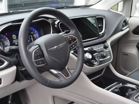 Used 2022 Chrysler Pacifica Limited image 8