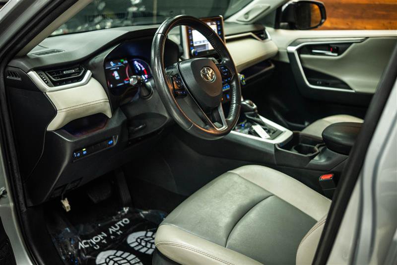 Used 2019 Toyota RAV4 Limited w/ Carpet Mat Package FWD image 9