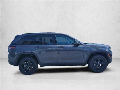 Used 2025 Jeep Grand Cherokee Altitude RWD image 4