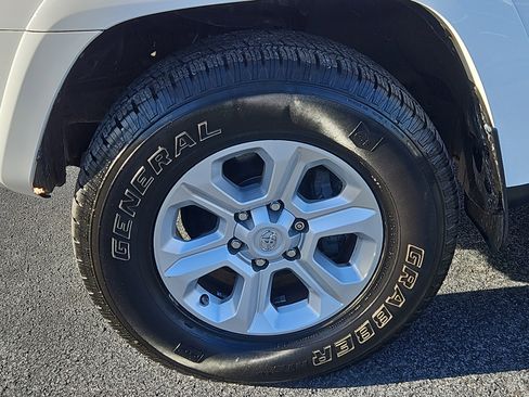 Used 2016 Toyota 4Runner SR5 image 4