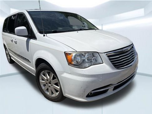 Used 2016 Chrysler Town & Country Touring FWD image 5