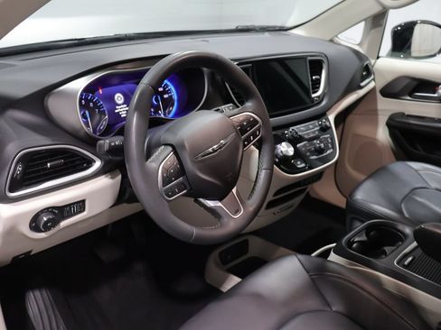 Used 2024 Chrysler Pacifica Touring-L FWD image 14