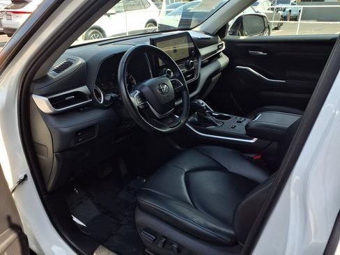 Used 2023 Toyota Highlander XLE w/ Protection Package #3 (TMS) AWD/4WD image 16