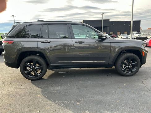 New 2025 Jeep Grand Cherokee Altitude image 8