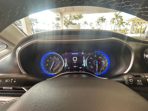 Used 2024 Chrysler Pacifica Touring-L image 41