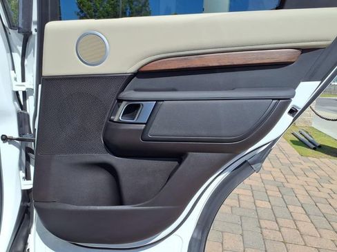 Used 2018 Land Rover Discovery HSE AWD/4WD image 25