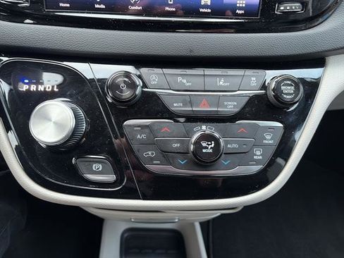 Used 2024 Chrysler Pacifica Touring-L image 24