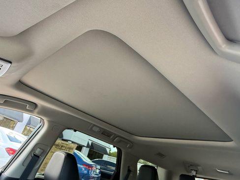 Used 2025 Nissan Pathfinder Platinum image 31