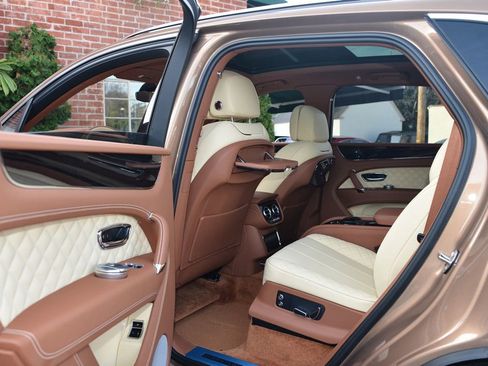 Used 2017 Bentley Bentayga image 14