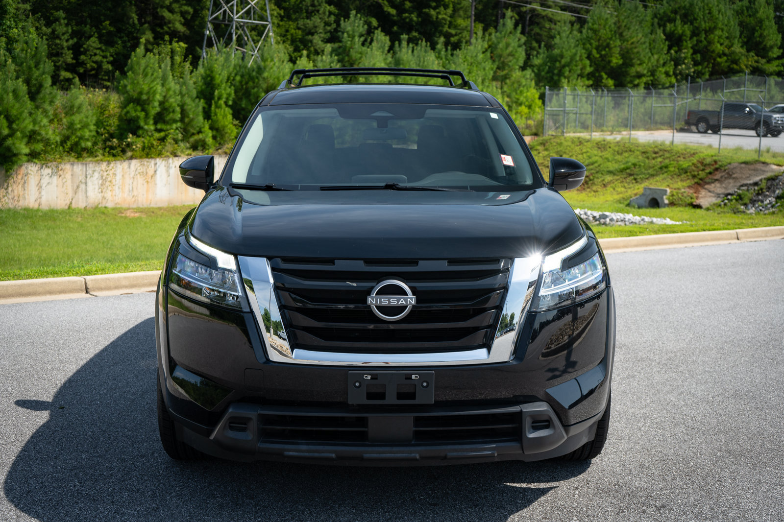 Used 2022 Nissan Pathfinder SV FWD image 2