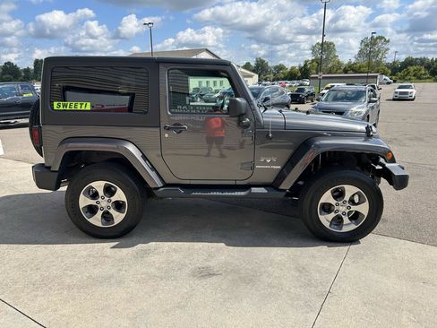 Used 2018 Jeep Wrangler Sahara w/ Connectivity Group AWD/4WD image 4