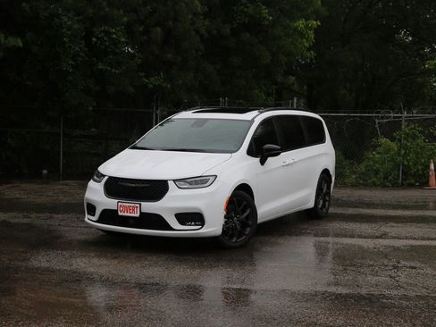 Used 2025 Chrysler Pacifica Limited image 1