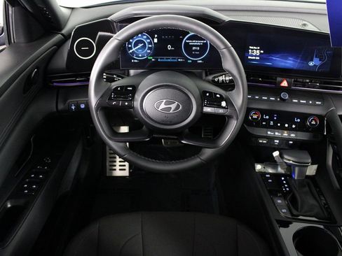 Certified 2025 Hyundai Elantra SEL image 4