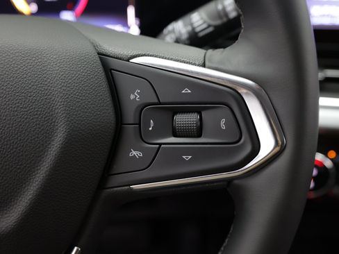 Used 2025 Chevrolet Trax LT w/ LT Convenience Package FWD image 24