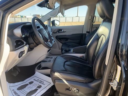Used 2023 Chrysler Pacifica Touring-L FWD image 17
