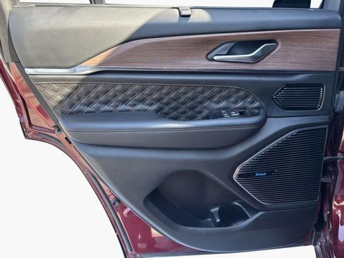 Used 2022 Jeep Grand Cherokee Summit w/ Luxury Tech Group V image 23