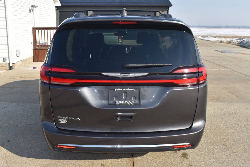 Used 2022 Chrysler Pacifica Touring-L FWD image 4
