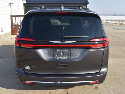 Used 2022 Chrysler Pacifica Touring-L FWD image 4