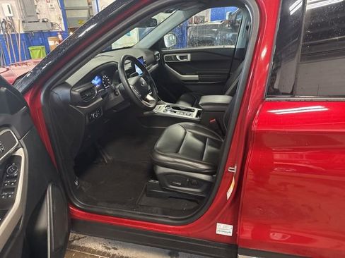Used 2024 Ford Explorer XLT w/ Equipment Group 202A image 7