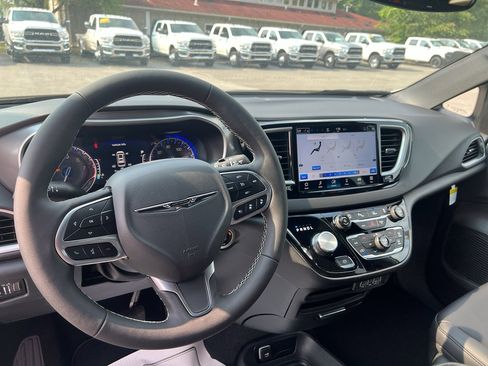 New 2025 Chrysler Voyager LX image 9