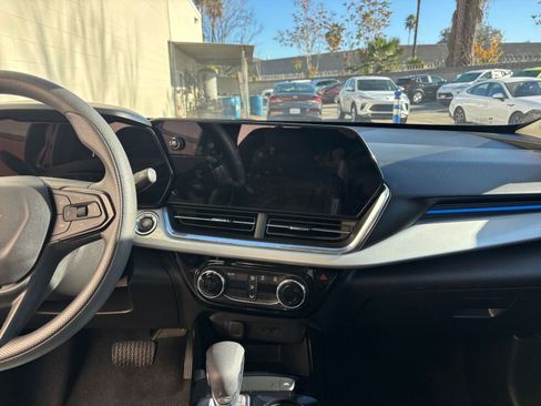 Used 2025 Chevrolet Trax LT image 18