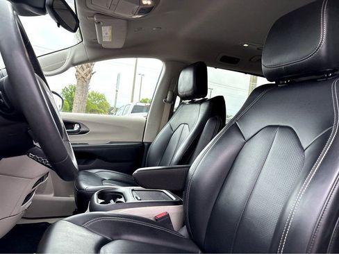 Used 2023 Chrysler Pacifica Touring-L FWD image 16
