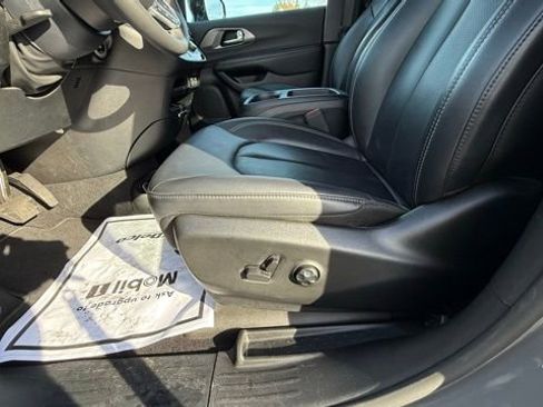 Used 2025 Chrysler Pacifica Select image 22
