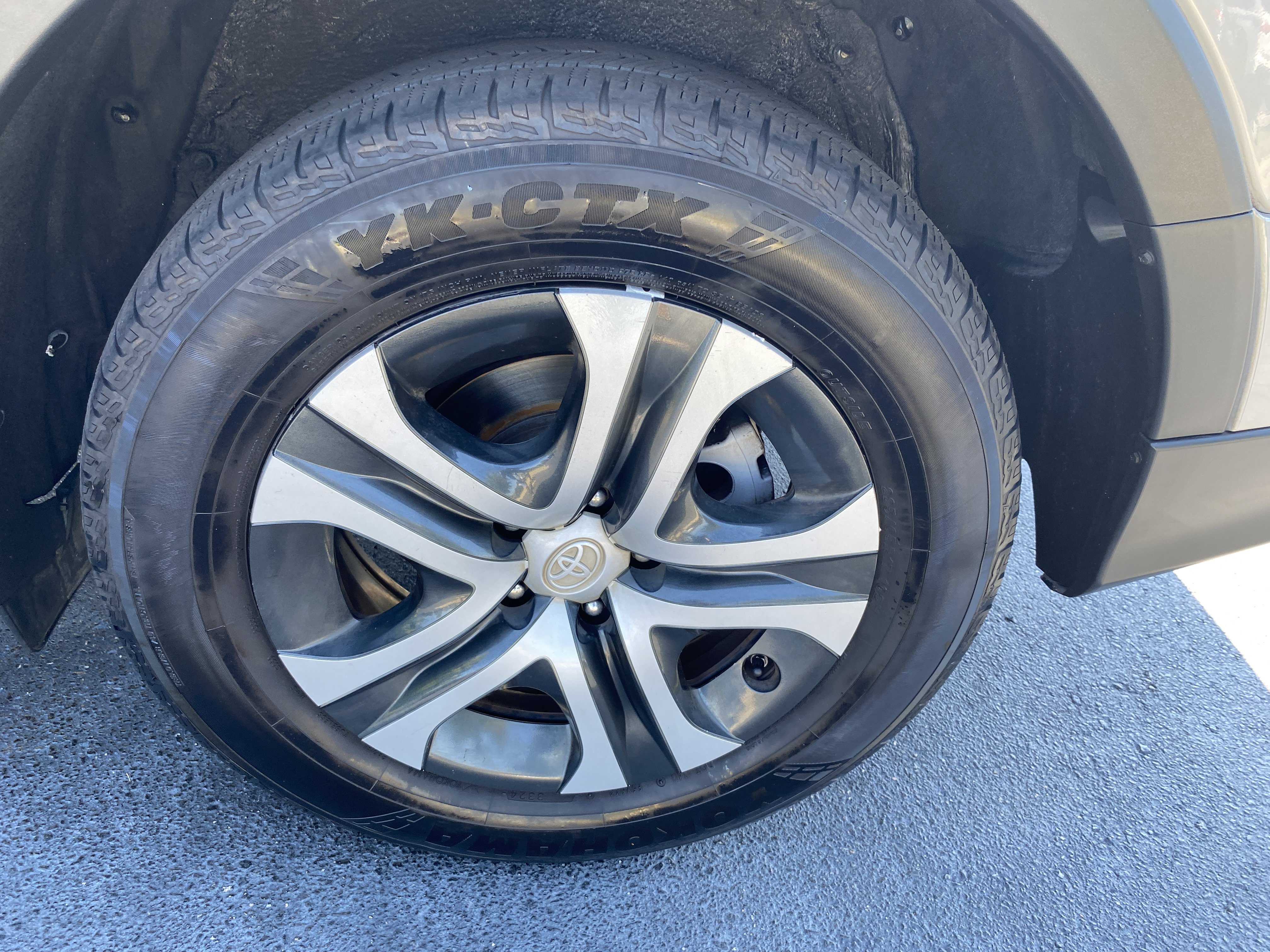 Used 2018 Toyota RAV4 LE FWD image 26