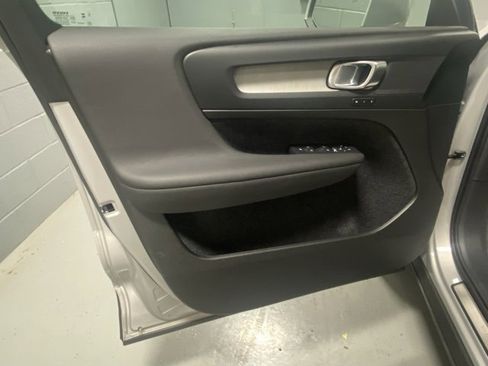 Used 2025 Volvo XC40 B5 Plus image 7