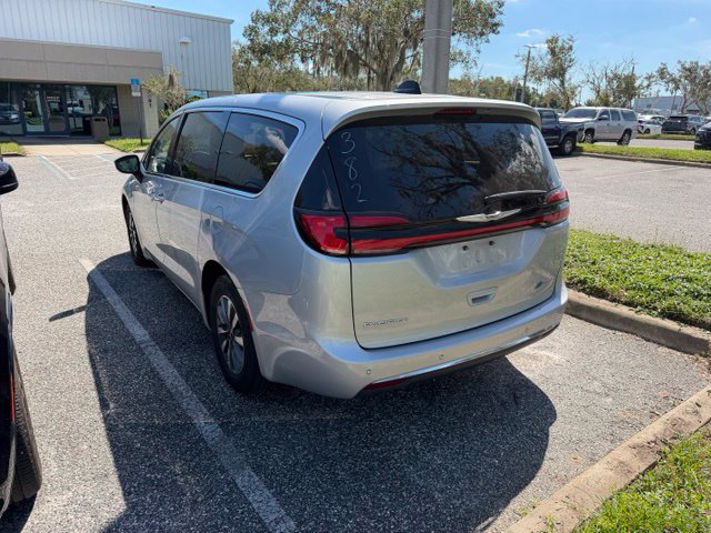 Used 2023 Chrysler Pacifica Touring-L FWD image 9